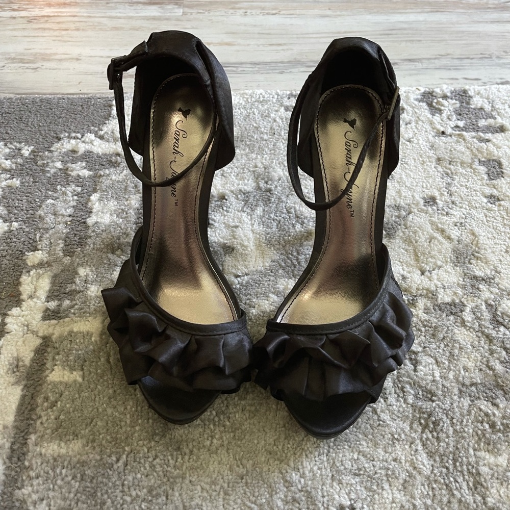 🆕BRAND NEW SARAH-JAYNE SATIN RUFFLE BLACK HEELS😍